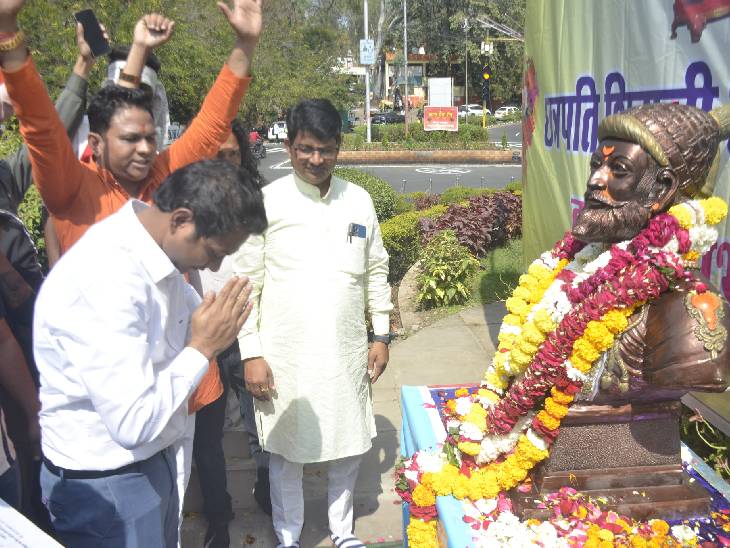 विरोध के बाद तहसीलदार कुणाल रावत को छत्रपति शिवाजी महाराज की प्रतिमा के सामने हाथ जोड़कर माफी मांगनी पड़ी।