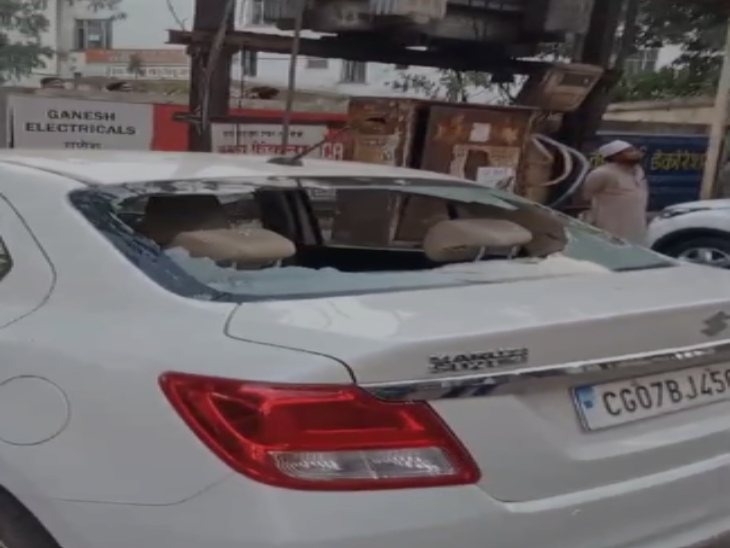 युवक ने सड़क पर खड़ी गाड़ियों को नुकसान पहुंचाया।