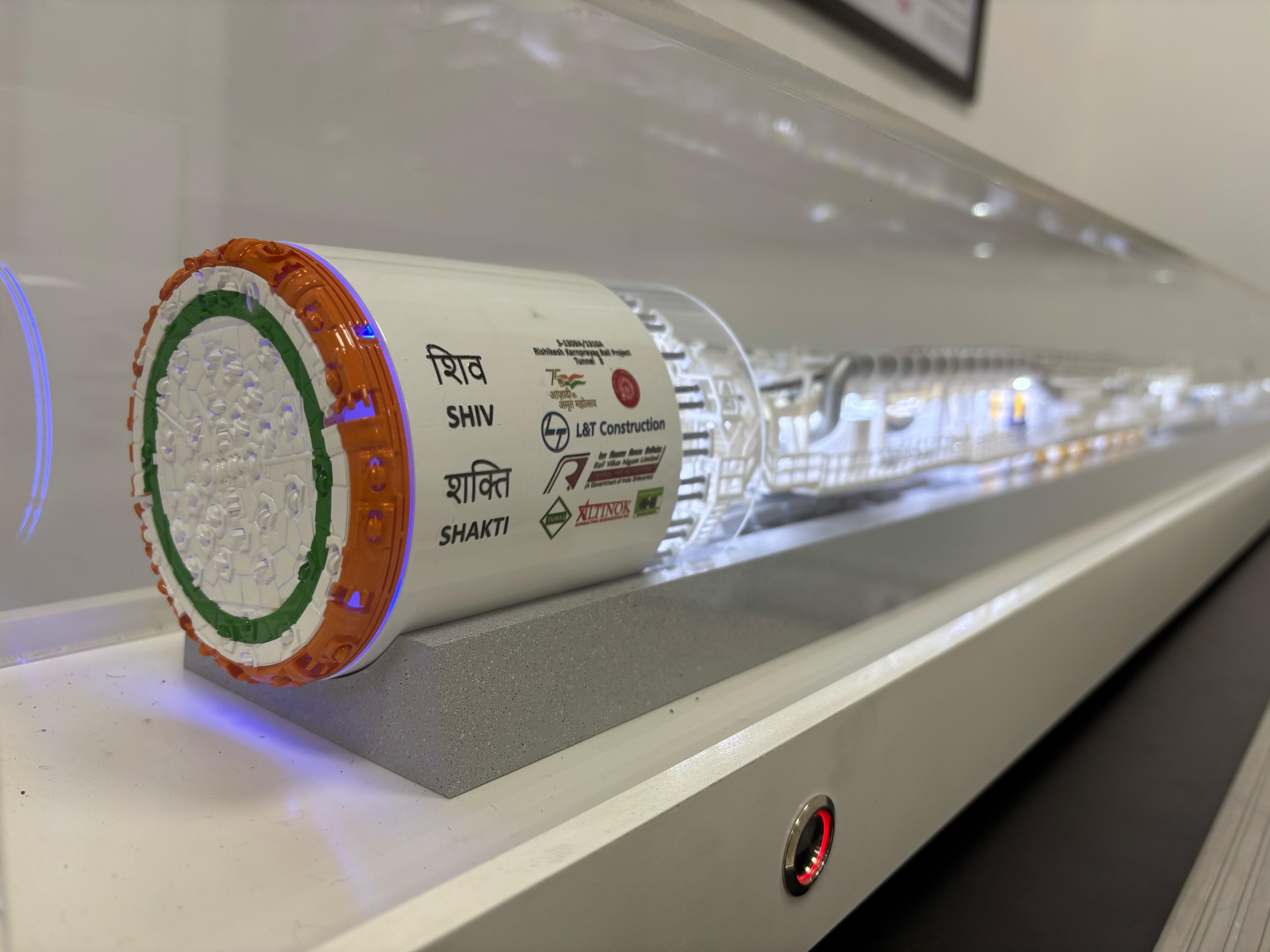 टनलिंग में इस तरह की मशीनें काम कर रही हैं। ये मशीनें ड्रिलिंग का कोड और डिटेल डालने पर ऑटोमैटिक मोड से खुदाई करती हैं।