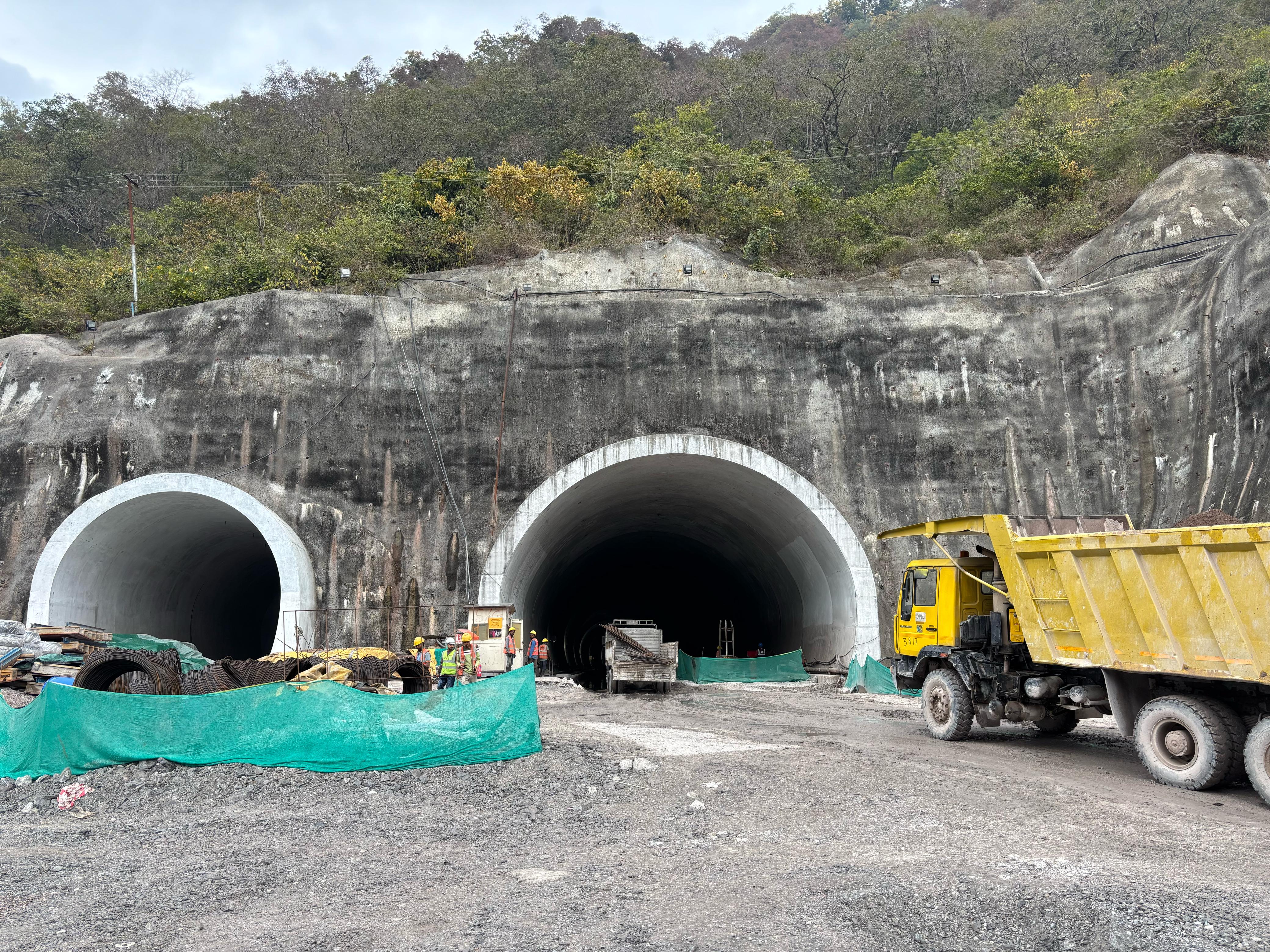 टनल की खुदाई का 90% काम पूरा कर लिया गया है। रेलवे टनल और एस्केप टनल की कुल लंबाई 202 किमी है, जिसमें से 181 किमी की टनल तैयार हो गई है।