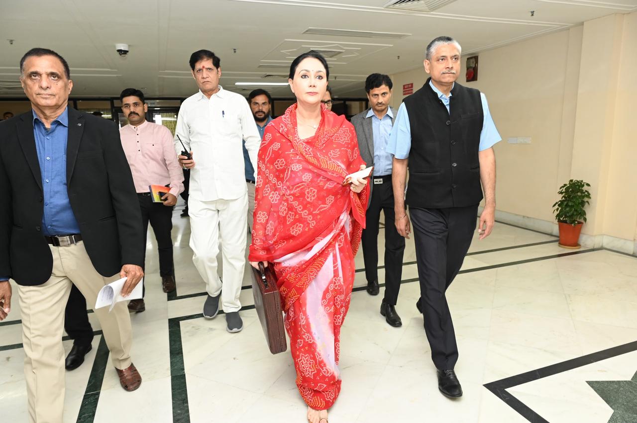 बजट सूटकेस के साथ दीया कुमारी और वित्त विभाग के अधिकारी।