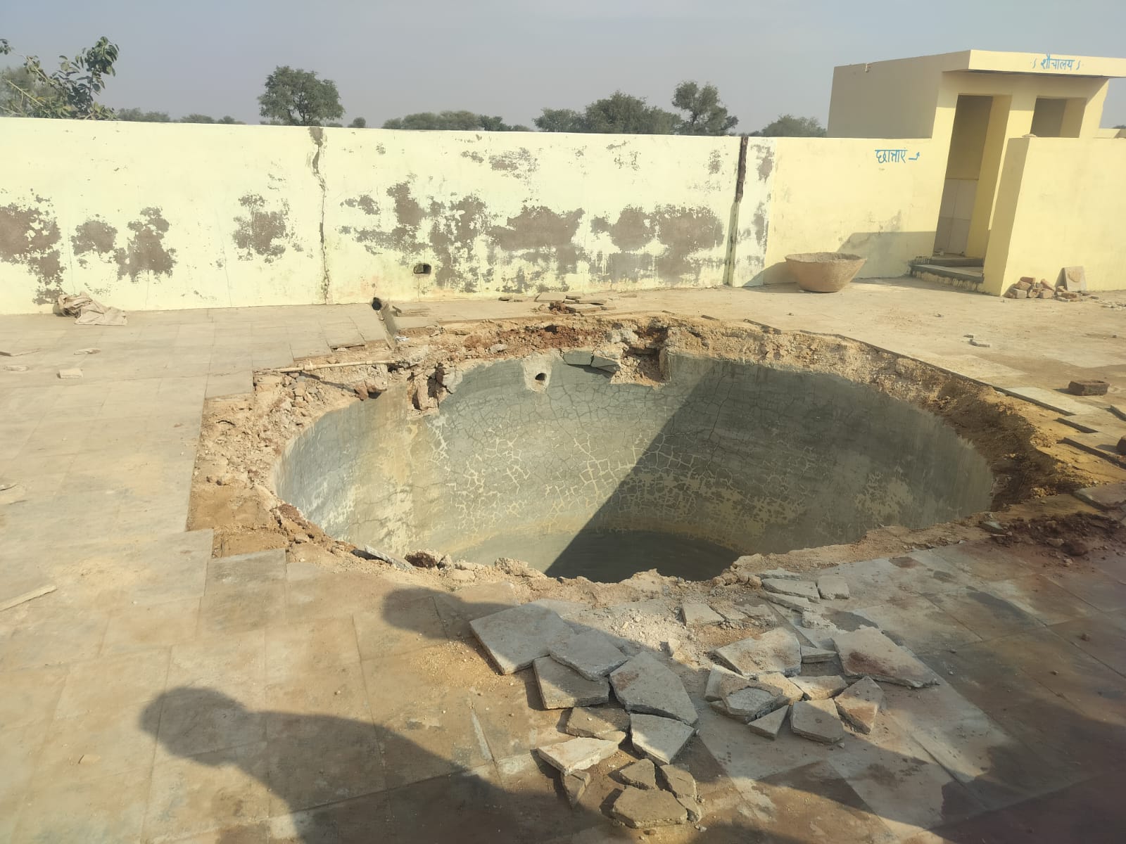 पटि्टयां टूटने से तीनों बच्चियां इसी टैंक में गिर गई थी।