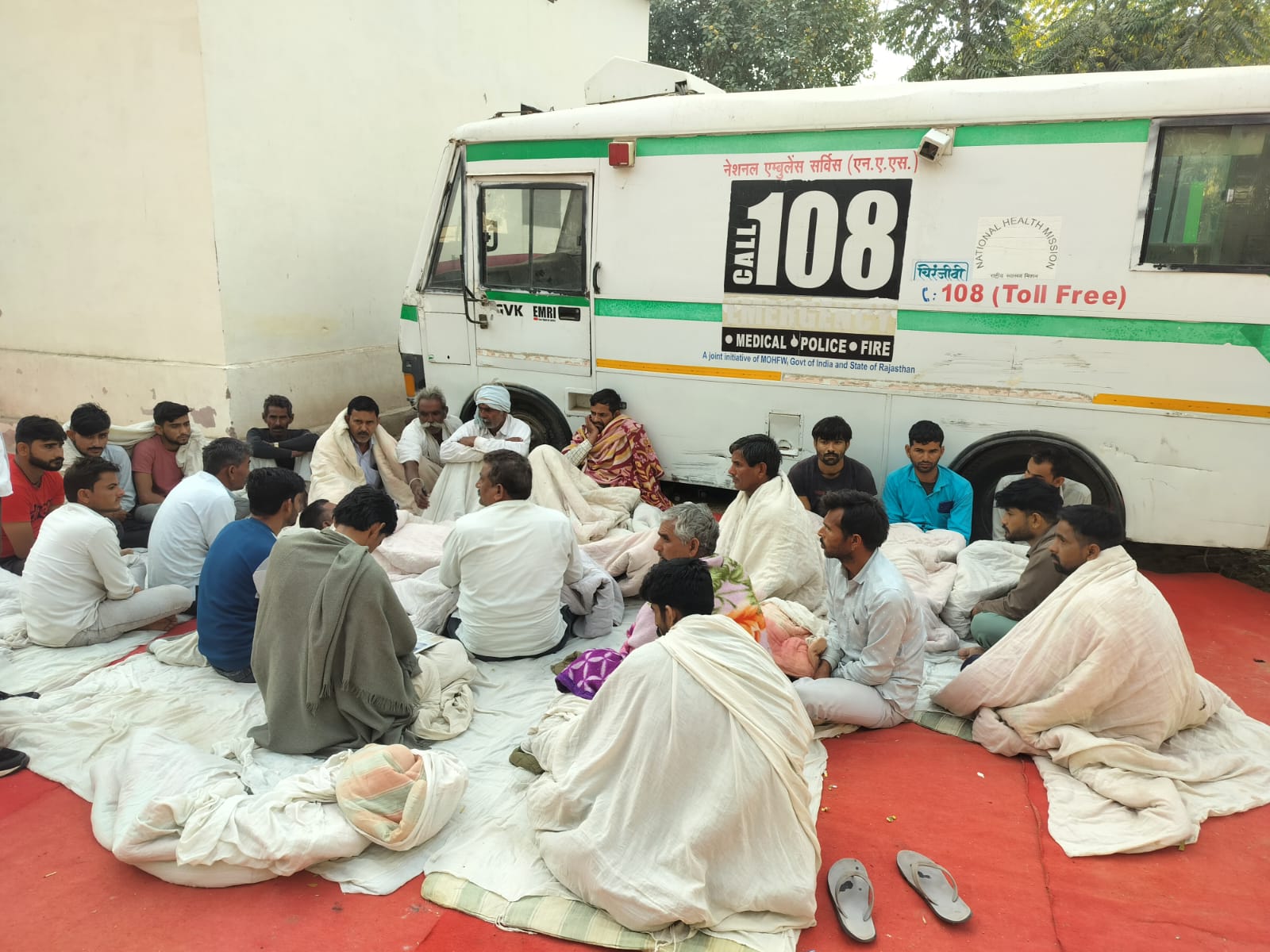 नोखा के सरकारी हॉस्पिटल के पोस्टमॉर्टम रूम के बाहर बच्चियों के परिवार वाले पिछले तीन दिन से धरना दे रहे हैं।