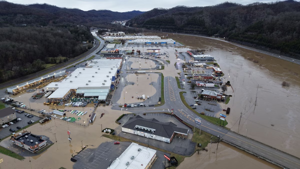 Kentki Governor Andy Beshar said that the state is struggling with the biggest floods of the last several decades. Things have been difficult since Monday, many rivers are in spate.