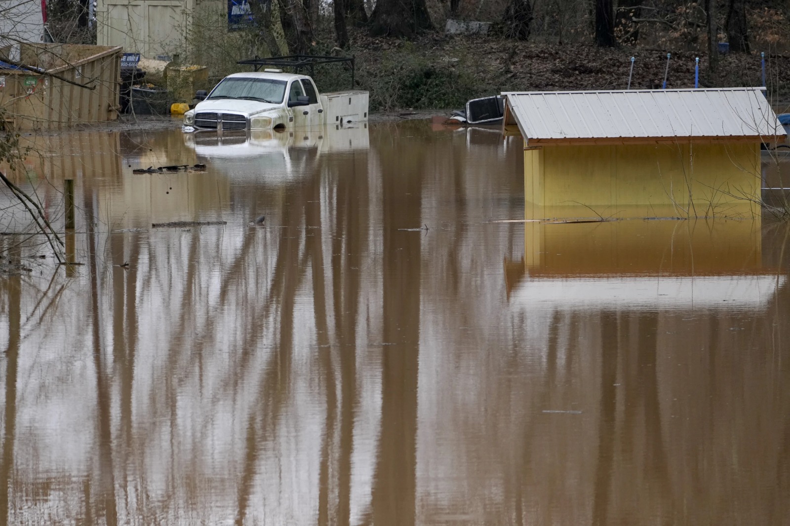 More than 340 roads in the state have been closed due to floods. According to the Meteorological Department, the temperature of the state will fall further.