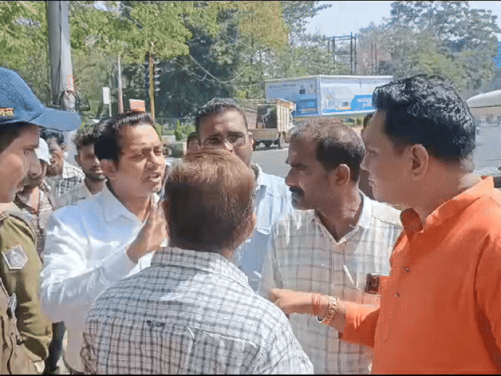 तहसीलदार कुणाल रावत की कार्रवाई का विरोध करते समाजजन।