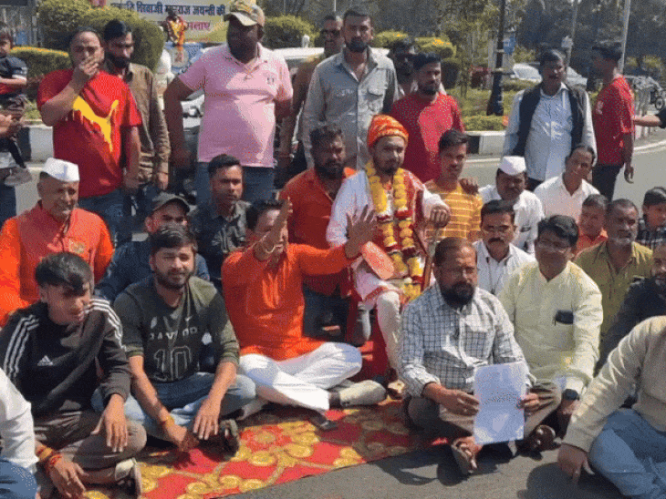 रेडक्रास हॉस्पिटल के पास धरना देते समाजजन।
