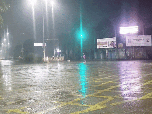 अमृतसर में हो रही बारिश। रात से हे पंजाब के कई जिलों में बारिश हो रही है। - Dainik Bhaskar