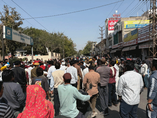 कार्रवाई की मांग को लेकर लोगों ने हॉस्पिटल के बाहर सड़क को जाम करने का प्रयास किया।