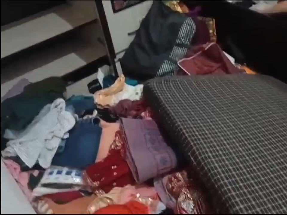 पलवल में चोरी के बाद बिखरा पड़ा सामान। - Dainik Bhaskar