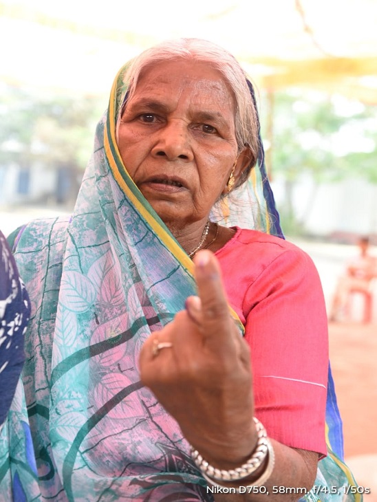 महिला ने किया अपने मताधिकार का प्रयोग।