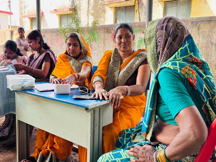 गर्मी को देखते हुए बूथ के बाहर लगाया गया हेल्थ कैंप।