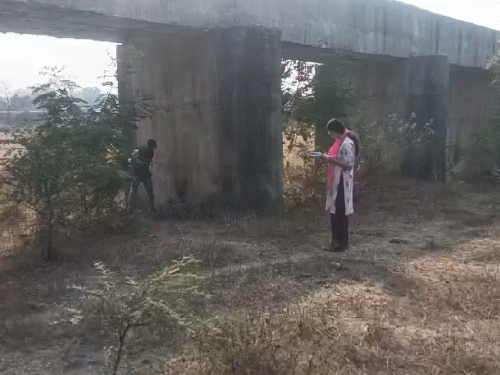 घटनास्थल पर जांच करती फोरेंसिक टीम।