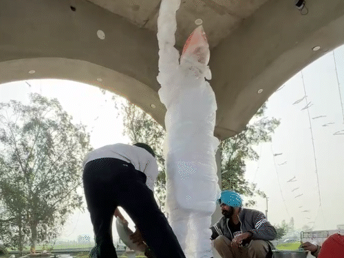 शुभकरण के पैतृक गांव में उसका बुत्त स्थापित किया गया, उसके हाथ में भारतीय किसान यूनियन सिद्वपुर का झंडा है। इसका आज अनावरण किया जाएग। - Dainik Bhaskar