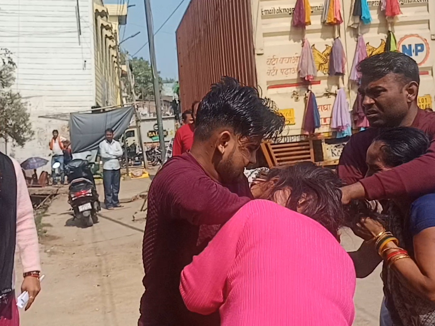 Hamirpur News : कोतवाली गेट पर पुलिस कर्मी की पत्नी और प्रेमिका में विवाद, जमकर मारपीट 2 e15f6e5e adc9 4f27 8c32 27ea218775ae 1740051856008