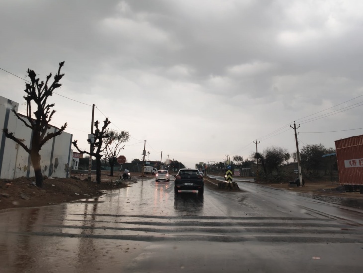 फोटो सीकर में बुधवार का है। बारिश के बाद गुरुवार को ठंडी हवा चली। हालांकि,अधिकतम तापमान 30 डिग्री तक पहुंच गया था।