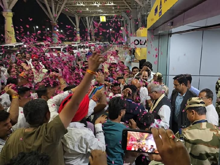 रायपुर एयरपोर्ट में कार्यकर्ताओं ने भूपेश बघेल का भव्य स्वागत किया।