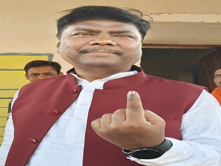फरसागुड़ा में मंत्री केदार कश्यप ने मतदान किया।
