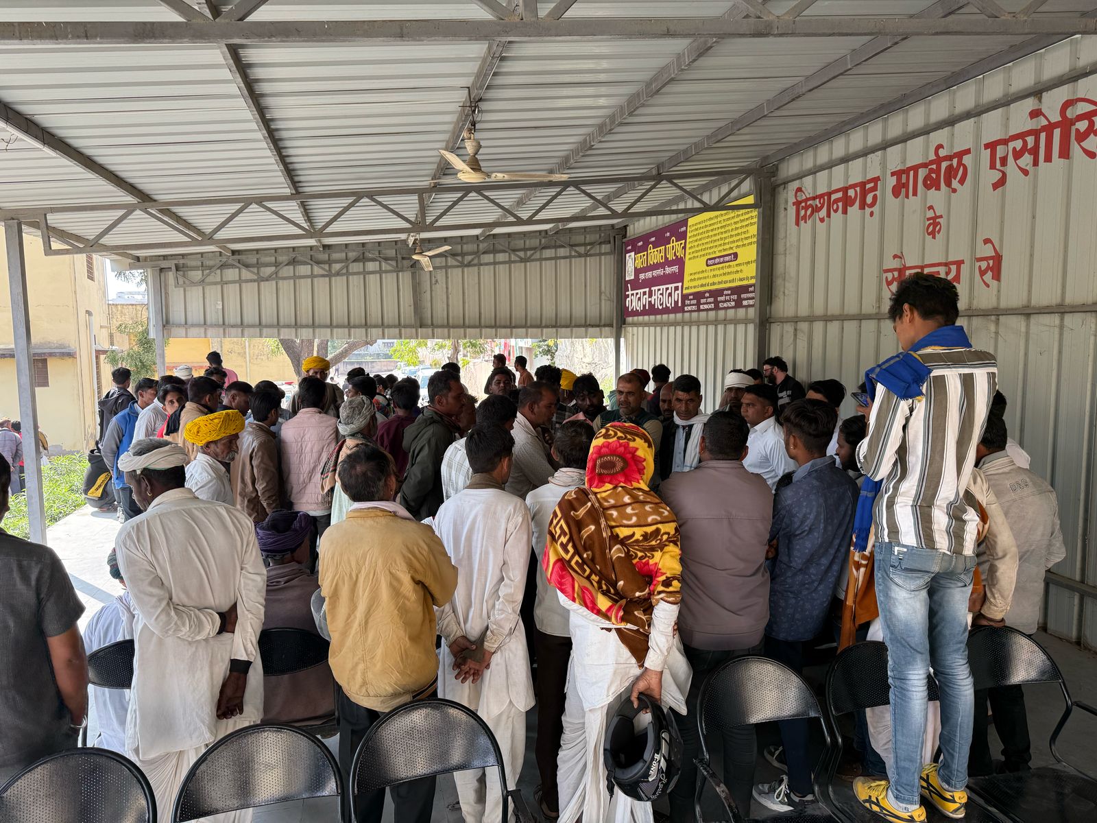 घटना की सूचना के बाद गुरुवार सुबह बड़ी संख्या में लोग किशनगढ़ के राजकीय यज्ञनारायण अस्पताल पहुंचे।