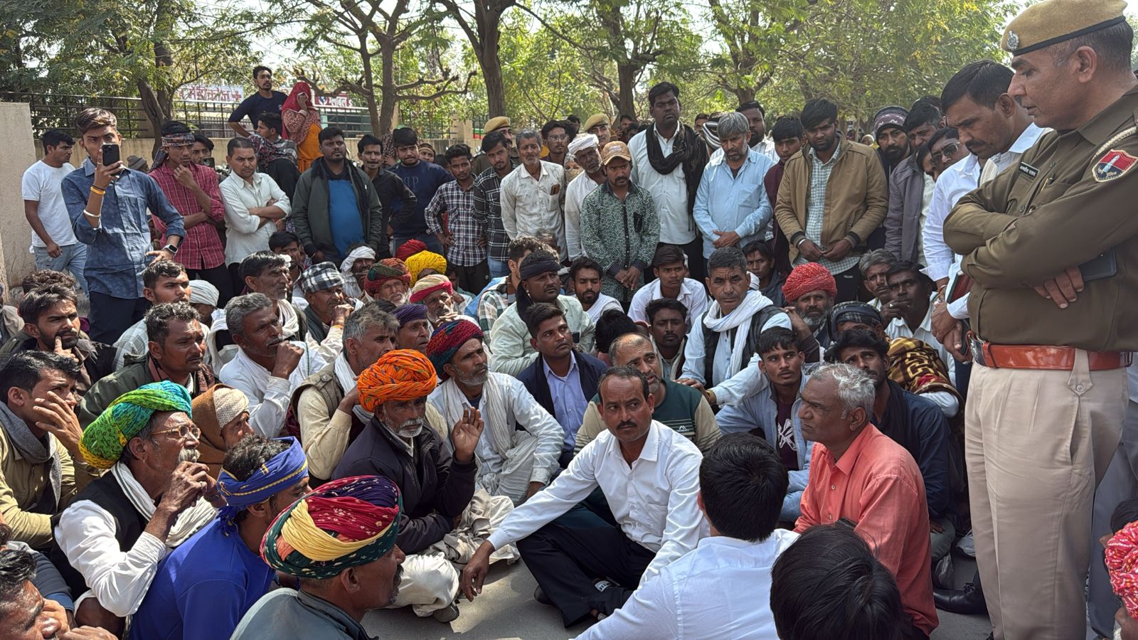 हॉस्पिटल में परिजनों और ग्रामीणों से समझाइश कर मामले को शांत करने का प्रयास किया जा रहा है।
