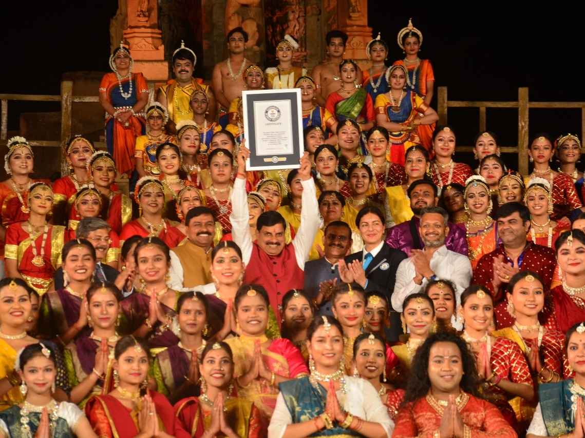 मुख्यमंत्री डॉ. मोहन यादव यांनी जागतिक विक्रमाचे प्रमाणपत्र कलाकारांना समर्पित केले.