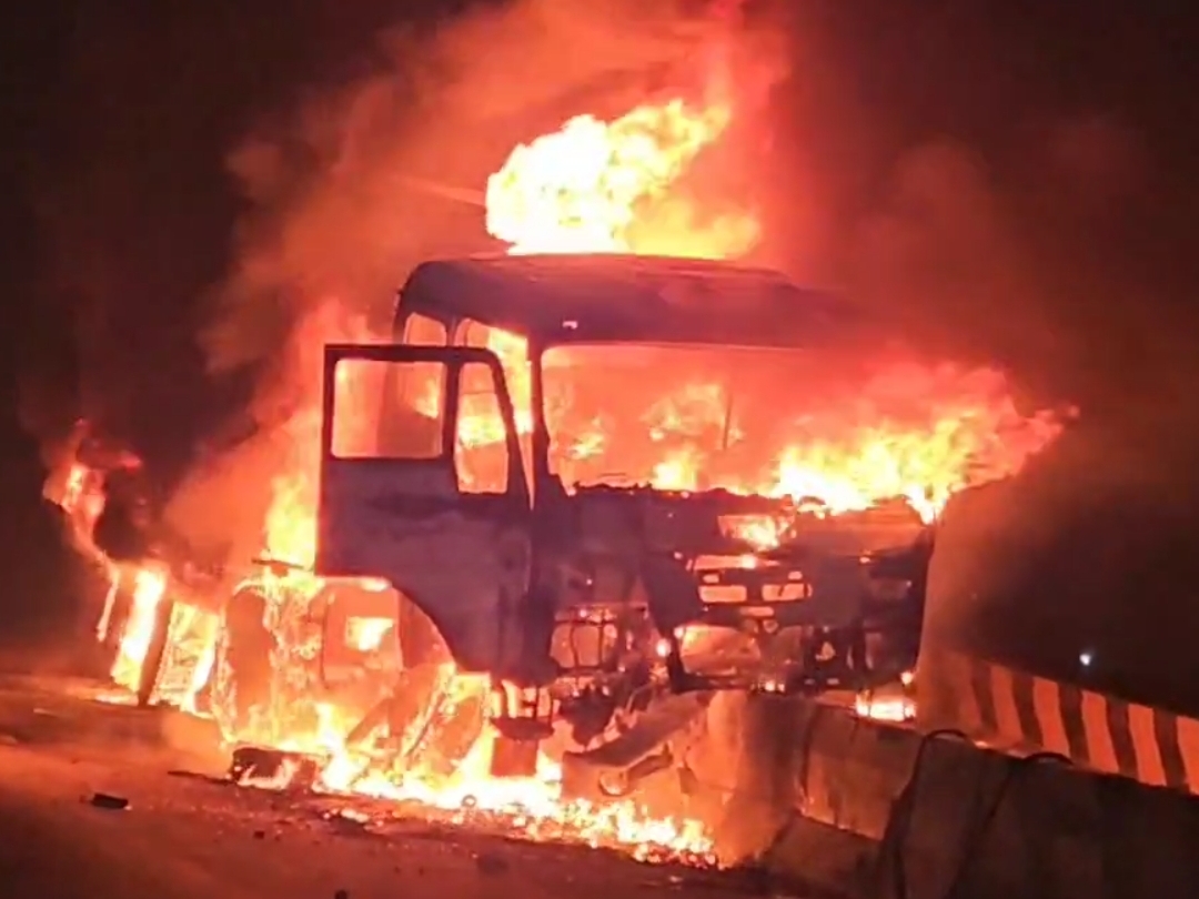 Dumper Fire Razorback The dumper caught fire after hitting the divider | उन्नाव में डिवाइडर ...