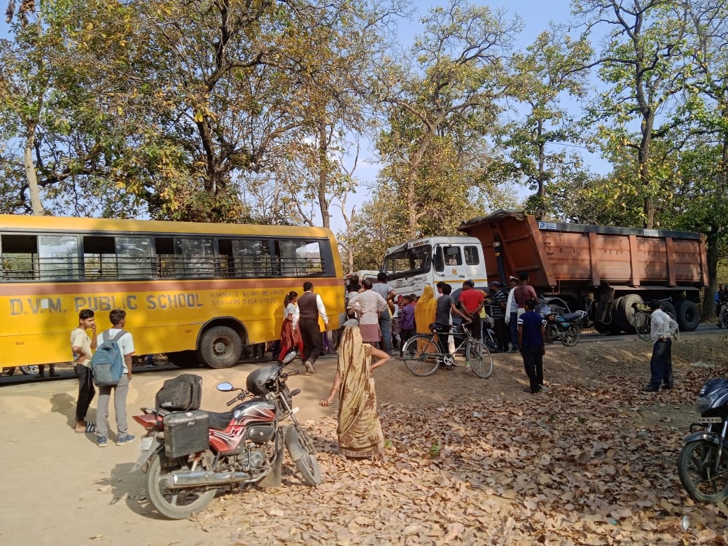 Trailer and school bus collide, 4 children injured