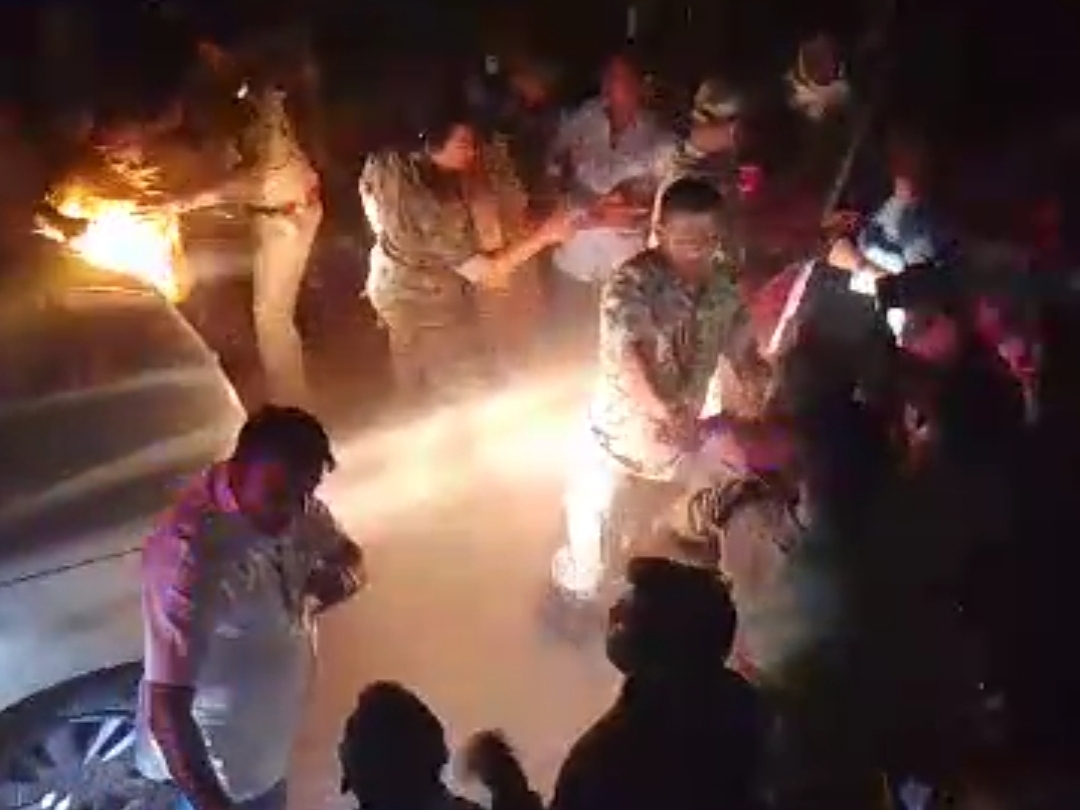 सरपंच प्रत्याशी रुखमणी कोसम के हारते ही समर्थक भड़क गए और रि-काउंटिंग की मांग करने लगे। इसके बाद भीड़ उग्र हो गई। पुलिस को लाठीचार्ज करना पड़ा।