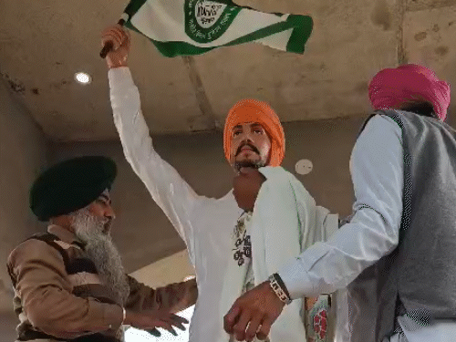 शुभकरण के पैतृक गांव में उसका बुत्त स्थापित किया गया, उसके हाथ में भारतीय किसान यूनियन सिद्वपुर का झंडा है। इसका अनावरण किया जा रहा है। - Dainik Bhaskar