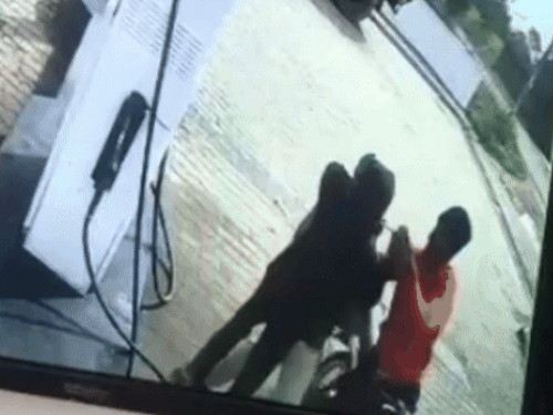 पहले पेट्रोल भराया फिर बैग छीना। - Dainik Bhaskar