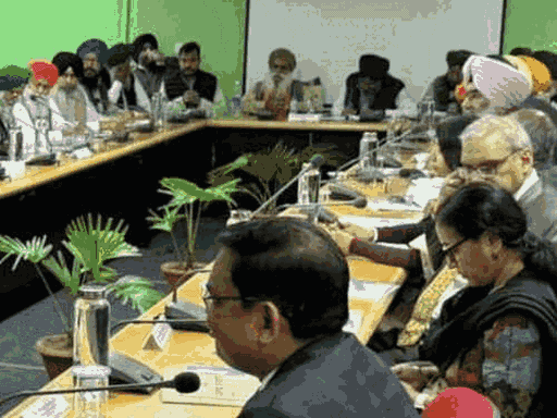 14 फरवरी को चंडीगढ़ में हुई मीटिंग में किसान नेता जगजीत सिंह डल्लेवाल भी पहुंचे थे। - Dainik Bhaskar