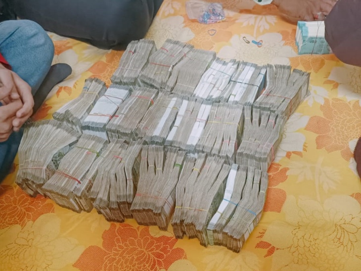 16 फरवरी को रेड के दौरान इंजीनियर के घर से 50 लाख कैश मिला था।