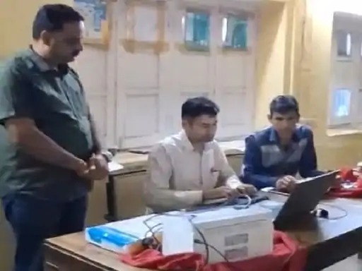 जोधपुर के पीडब्ल्यूडी चौराहा स्थित मित्तल के सरकारी दफ्तर में फाइलों को खंगालती एसीबी की टीम।