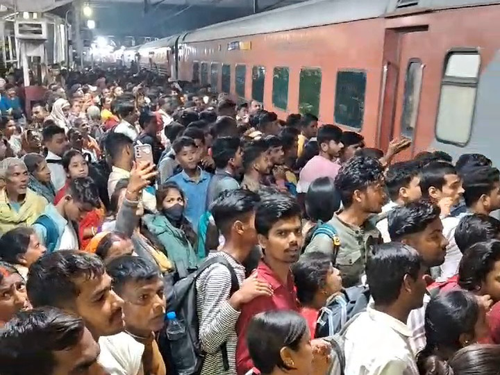 कुंभ जाने वाले यात्रियों की उमड़ी भीड़।