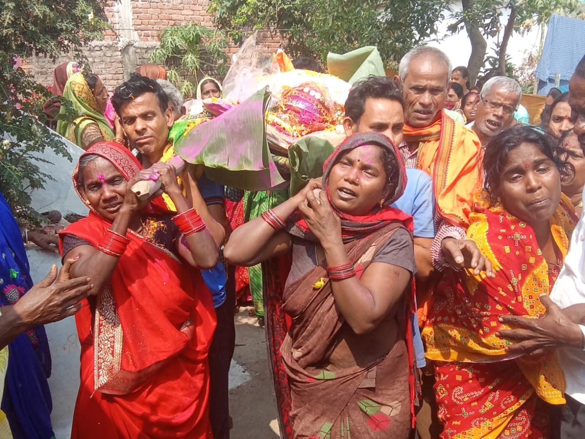 बलौदाबाजार के पलारी ब्लॉक के ग्राम सिसदेवरी में बुजुर्ग महिला की मौत के बाद उनकी 6 बेटियों ने अंतिम संस्कार किया।  - Dainik Bhaskar