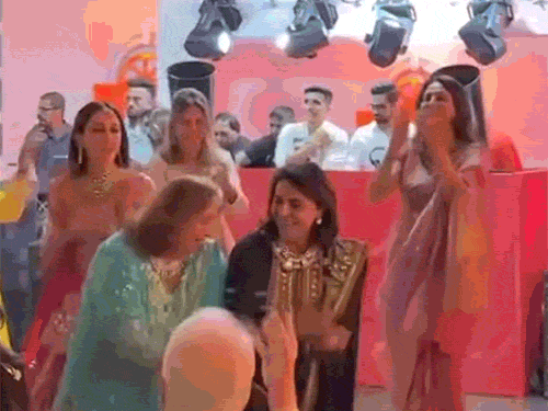 Neetu Kapoor was seen dancing in the wedding celebration.