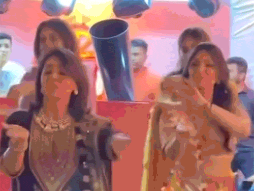 Neetu Kapoor danced fiercely with family.