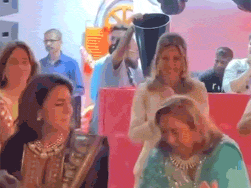 Neetu Kapoor danced with Reema Jain.