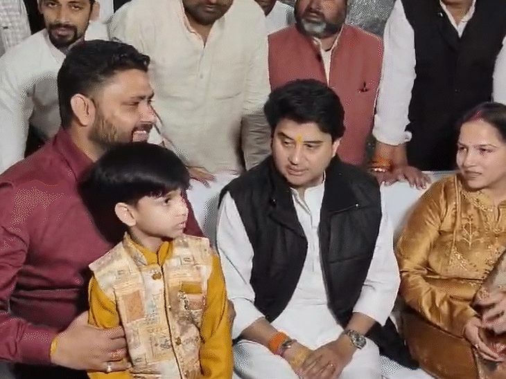 सिंधिया 6 साल के बच्चे शिवाय से भी मिलने पहुंचे।