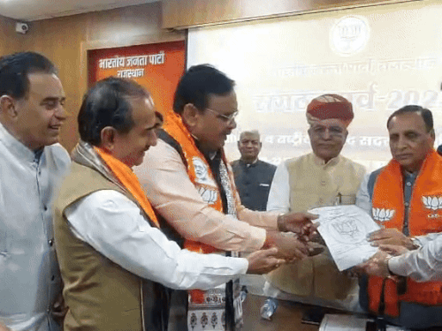 मदन राठौड़ के सीएम भजनलाल शर्मा, पूर्व मुख्यमंत्री वसुंधरा राजे, पूर्व प्रदेशाध्यक्ष अरुण चतुर्वेदी, शहर जिला अध्यक्ष अमित गोयल सहित पांच प्रस्तावक बने थे।