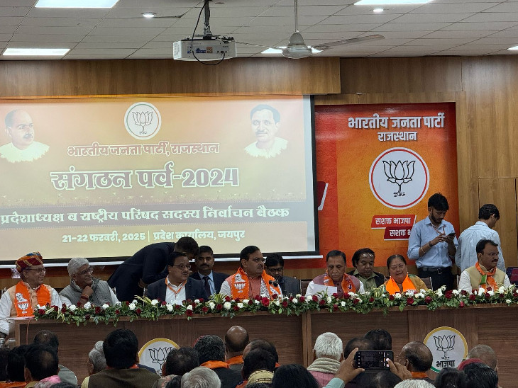 मंच पर सीएम भजनलाल शर्मा समेत बीजेपी के बड़े नेता मौजूद रहे।