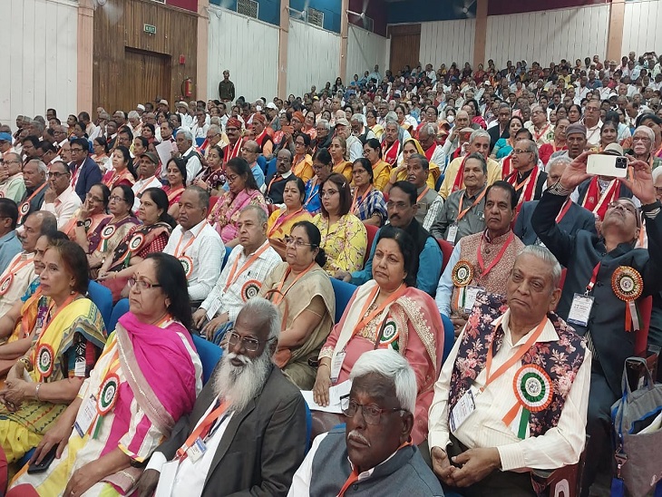 अखिल भारतीय नागरिक परिसंघ के राष्ट्रीय सम्मेलन में शामिल परिसंघ के सदस्य