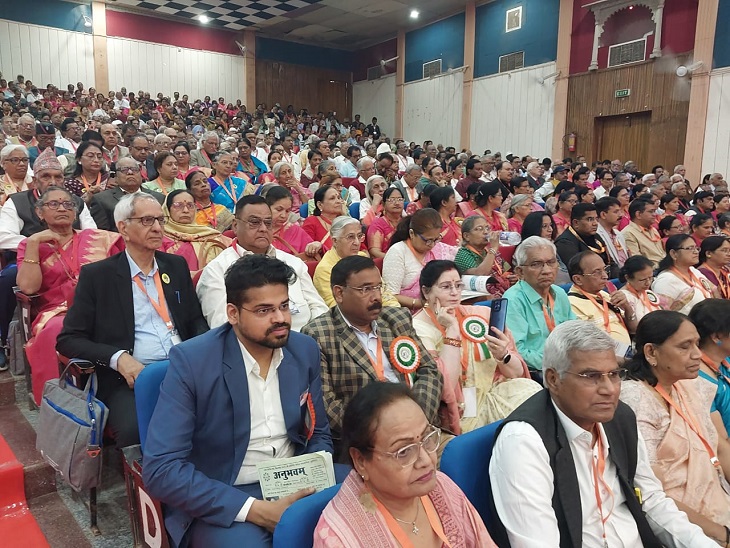 उदयपुर में अखिल भारतीय नागरिक परिसंघ के राष्ट्रीय सम्मेलन में मौजूद वरिष्ठ नागरिकगण