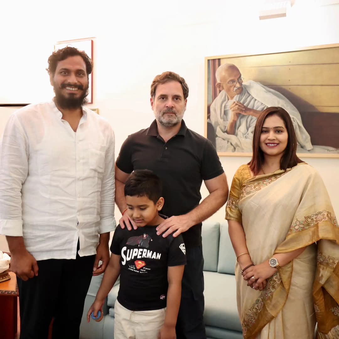 जेल रिहाई के बाद विधायक देवेंद्र यादव ने दिल्ली में पत्नी और बच्चे के साथ राहुल गांधी से मुलाकात की।