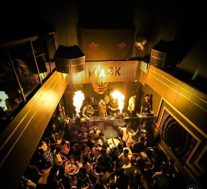 मोहाली MASK CLUB के अंदर पार्टी करते हुए।