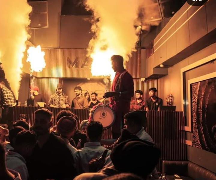 ਮਾਸਕ ਕਲੱਬ ਦੇ ਅੰਦਰ ਫੋਟੋ.