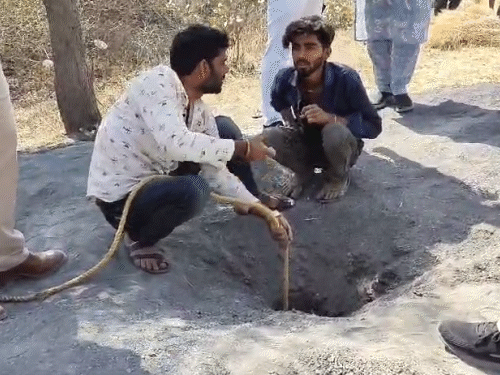 बच्चे के बोरवेल में गिरते ही ग्रामीणों ने रस्सी डालकर उसे निकालने के प्रयास किए।