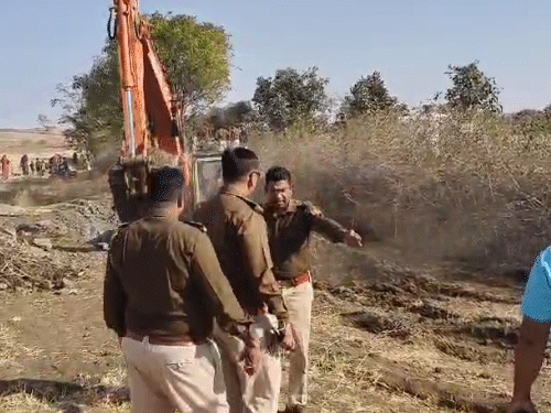 बोरवेल से करीब 80 फीट की दूरी पर जेसीबी की मदद से खुदाई की जा रही है।