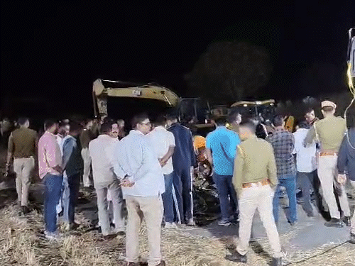 घटना स्थल पर पुलिस, प्रशासन और रेस्क्यू टीम के साथ ही बड़ी संख्या में लोग मौजूद हैं।