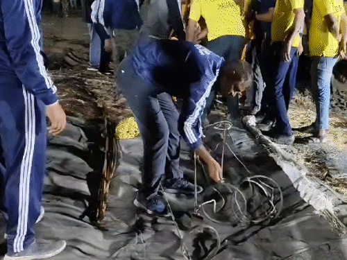 बच्चे को बोरवेल से निकालने के लिए देसी जुगाड़ तैयार करती SDRF की टीम।